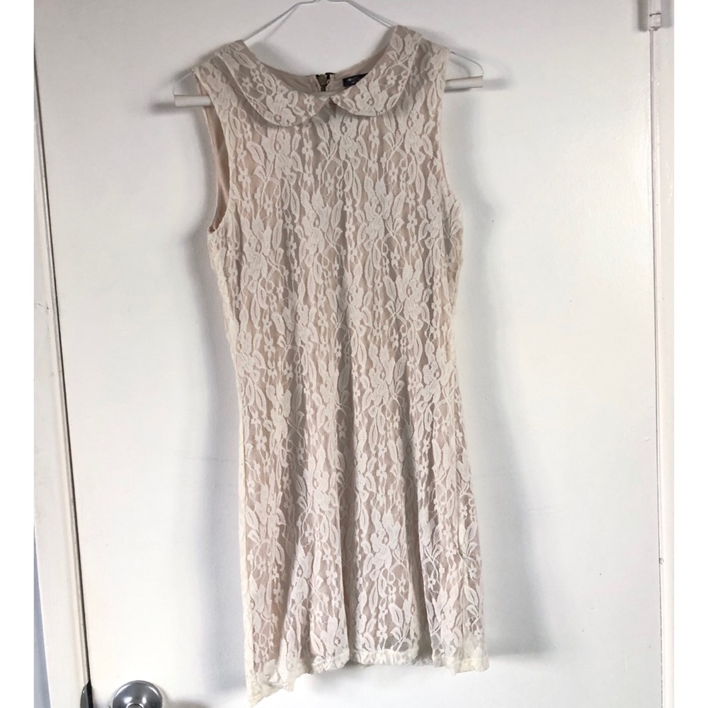 Lace collared sleeveless dress